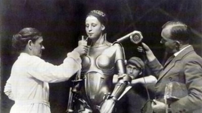 Metropolis: Keeping the robot girl (Brigitte Helm) hydrated! 
