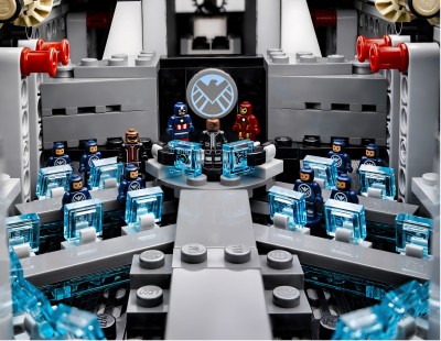 Lego-Avengers-Helicarrier-8